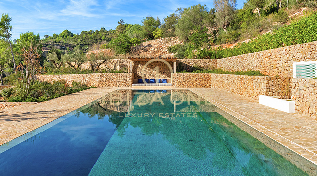 Luxe originele Blakstad Finca op een bergtop van San Juan met prachtig uitzicht te koop, Ibiza