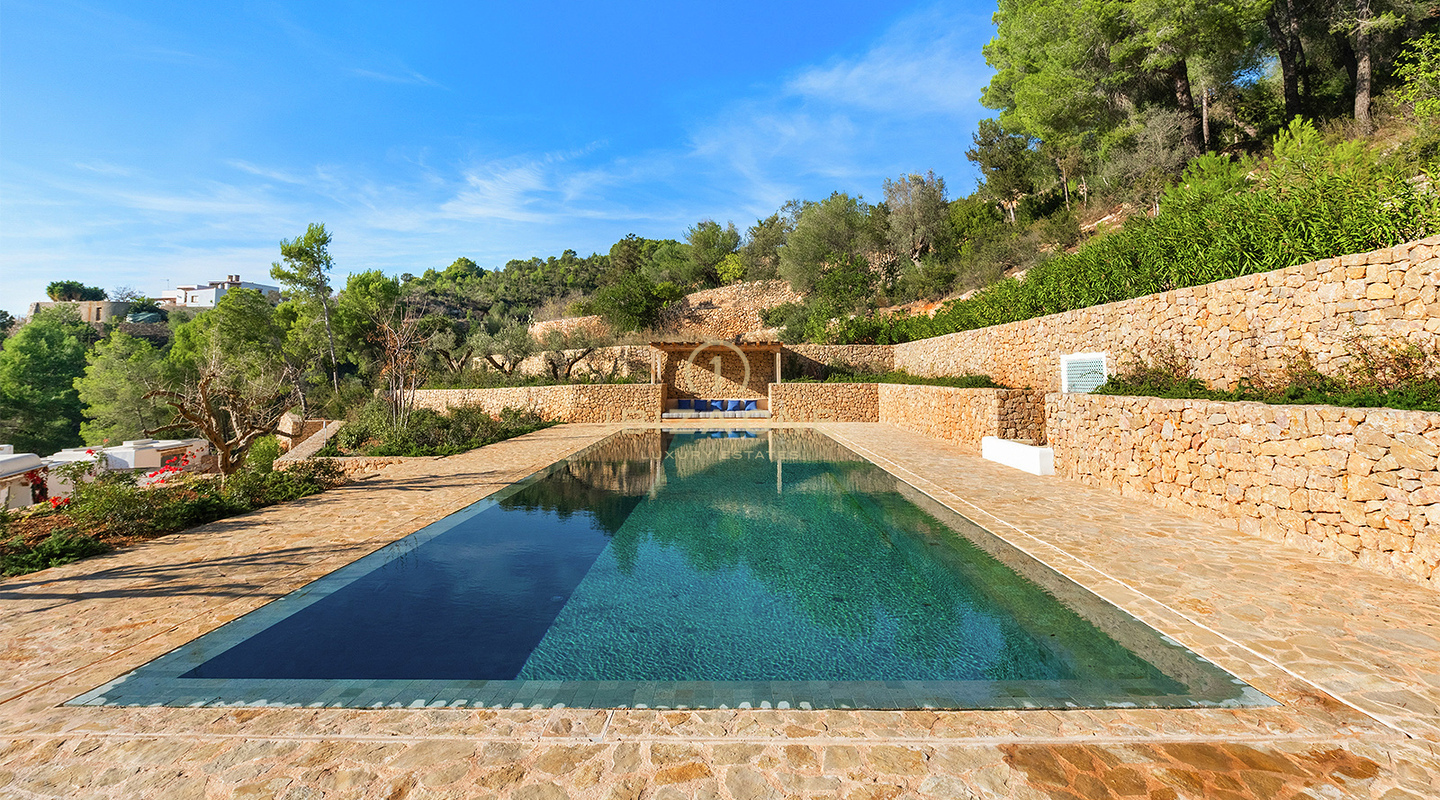Luxe originele Blakstad Finca op een bergtop van San Juan met prachtig uitzicht te koop, Ibiza