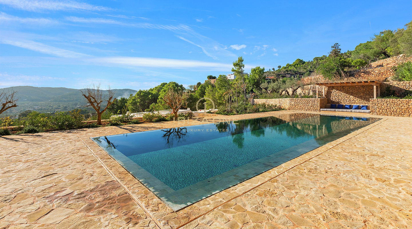 Luxueuse Finca originale de Blakstad au sommet d'une montagne de San Juan avec une vue imprenable à vendre, Ibiza