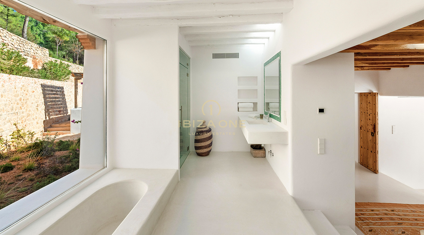Luxe originele Blakstad Finca op een bergtop van San Juan met prachtig uitzicht te koop, Ibiza