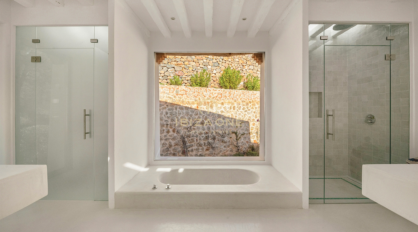 Luxe originele Blakstad Finca op een bergtop van San Juan met prachtig uitzicht te koop, Ibiza