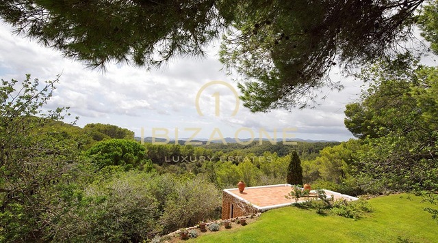 Authentieke luxe finca op Ibiza met prachtig uitzicht op zee en het land te koop, Ibiza