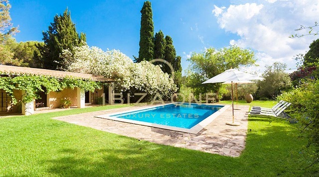 Auténtica finca de lujo ibicenca con preciosas vistas al mar y al terreno en venta, Ibiza