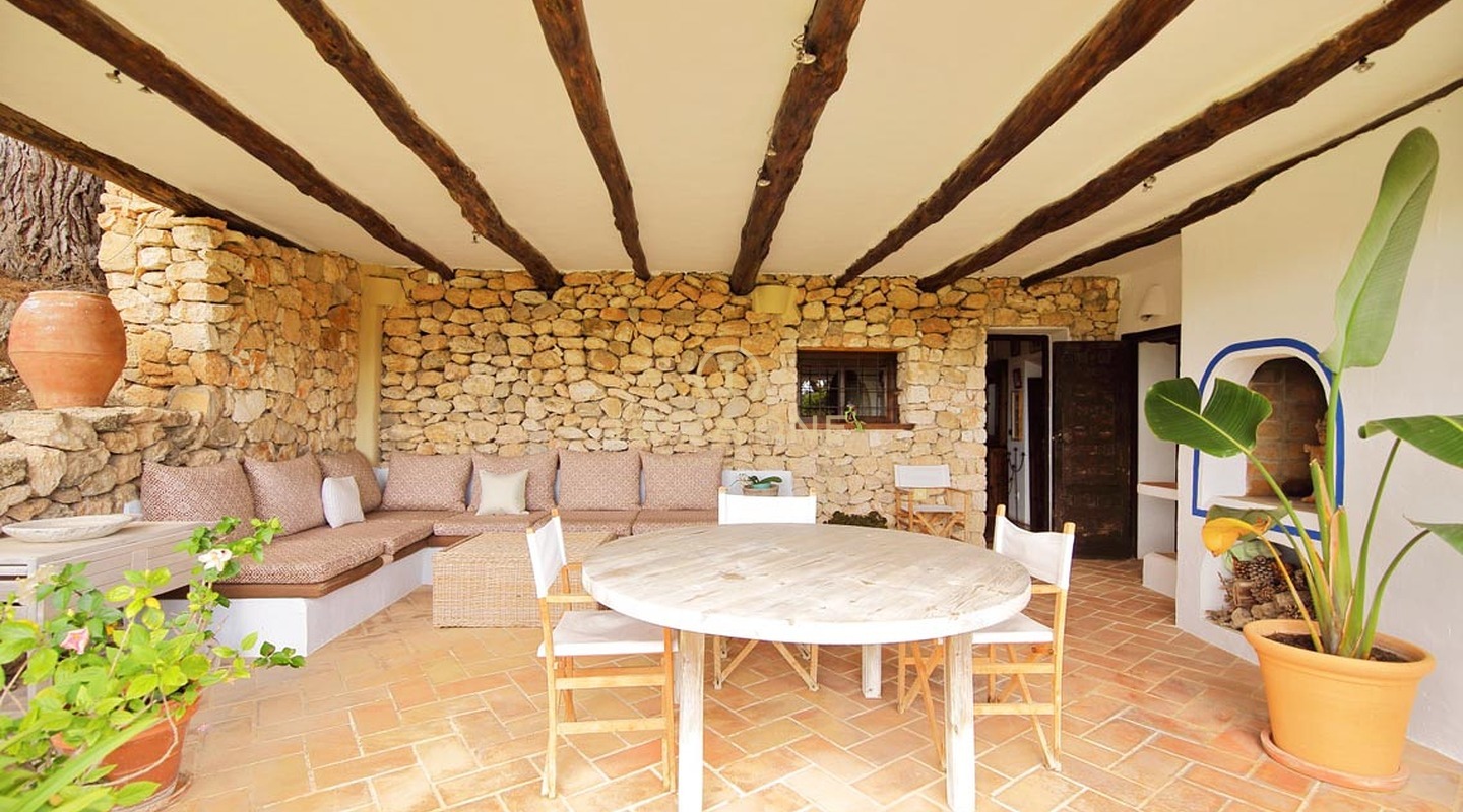 Authentique finca de luxe d'Ibiza avec de belles vues sur la mer et le terrain à vendre, Ibiza