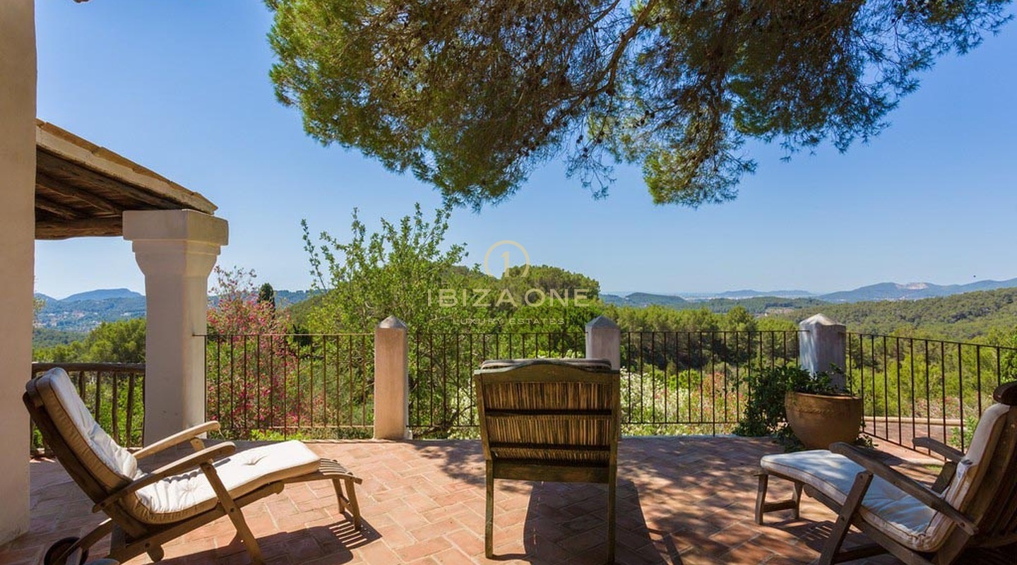 Authentieke luxe finca op Ibiza met prachtig uitzicht op zee en het land te koop, Ibiza