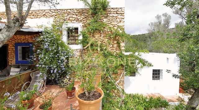 Authentieke luxe finca op Ibiza met prachtig uitzicht op zee en het land te koop, Ibiza
