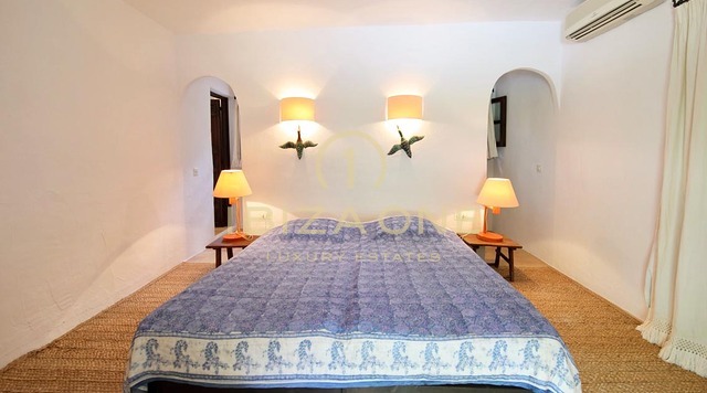 Authentieke luxe finca op Ibiza met prachtig uitzicht op zee en het land te koop, Ibiza