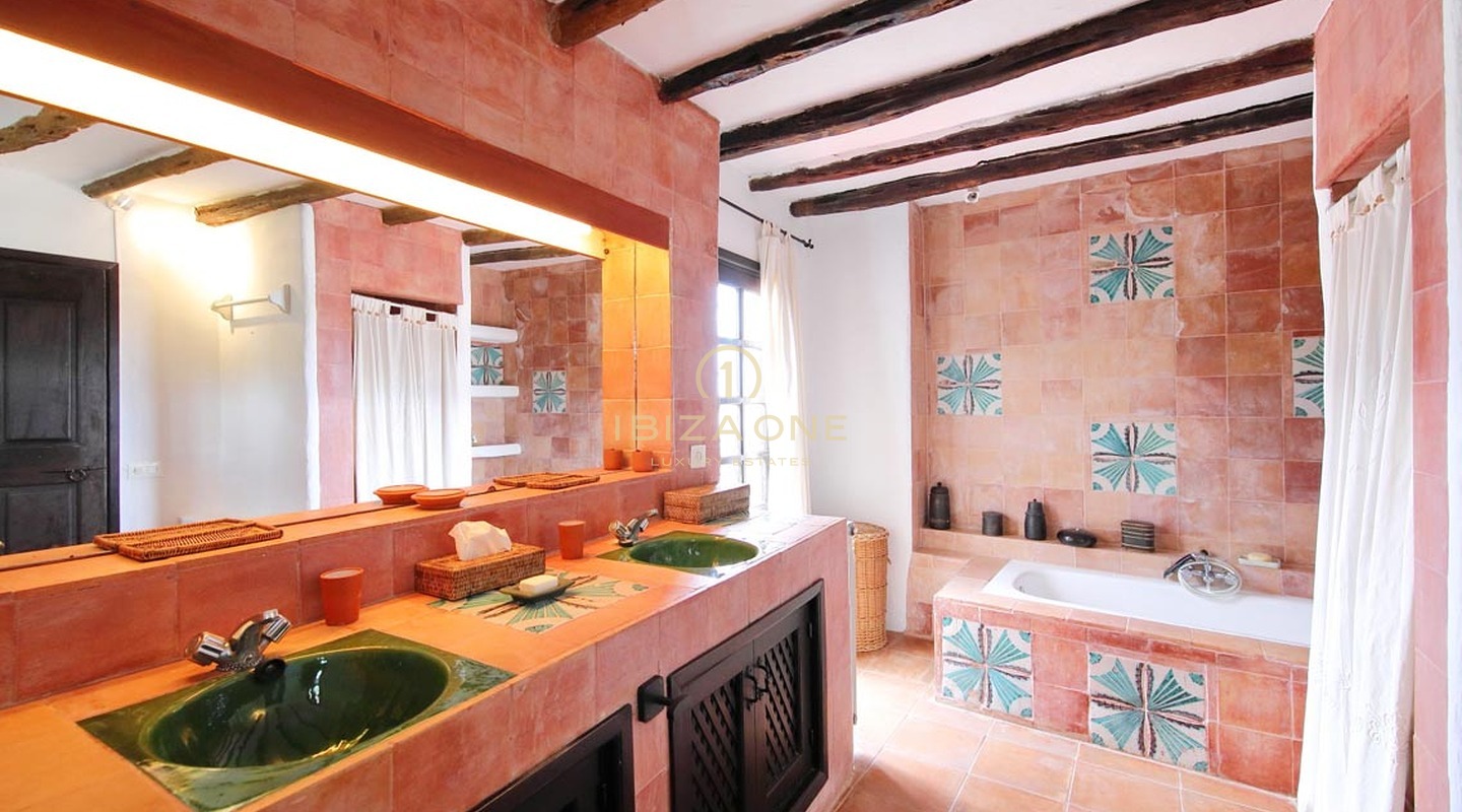 Authentieke luxe finca op Ibiza met prachtig uitzicht op zee en het land te koop, Ibiza