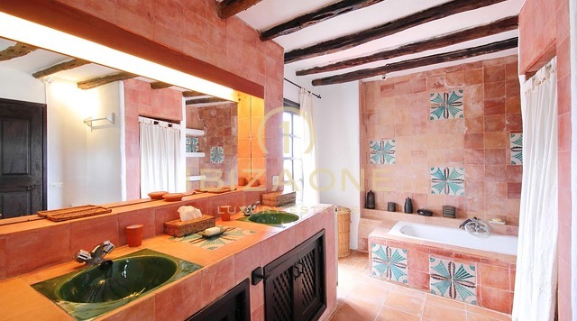 Authentieke luxe finca op Ibiza met prachtig uitzicht op zee en het land te koop, Ibiza