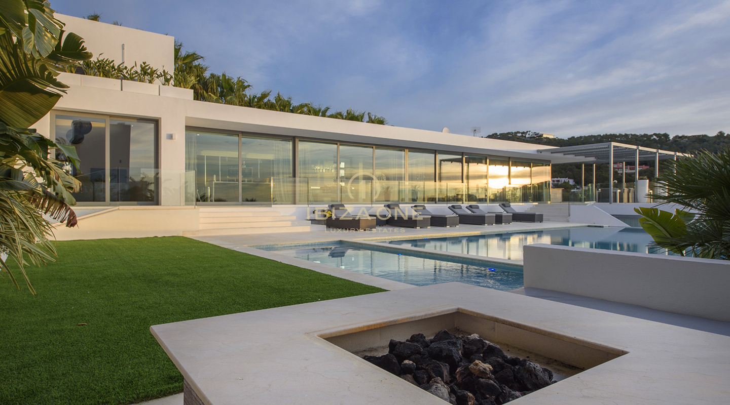 Moderne luxe villa met toegang tot de zee op slechts enkele minuten van Ibiza-stad te huur, Ibiza - dit luxe huis is ook te koop, Ibiza