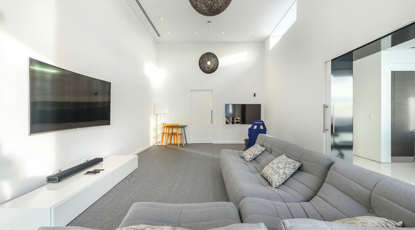 Moderne luxe villa met toegang tot de zee op slechts enkele minuten van Ibiza-stad te huur, Ibiza - dit luxe huis is ook te koop, Ibiza