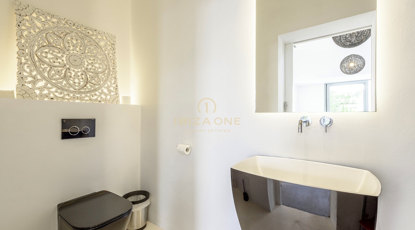 Moderne luxe villa met toegang tot de zee op slechts enkele minuten van Ibiza-stad te huur, Ibiza - dit luxe huis is ook te koop, Ibiza