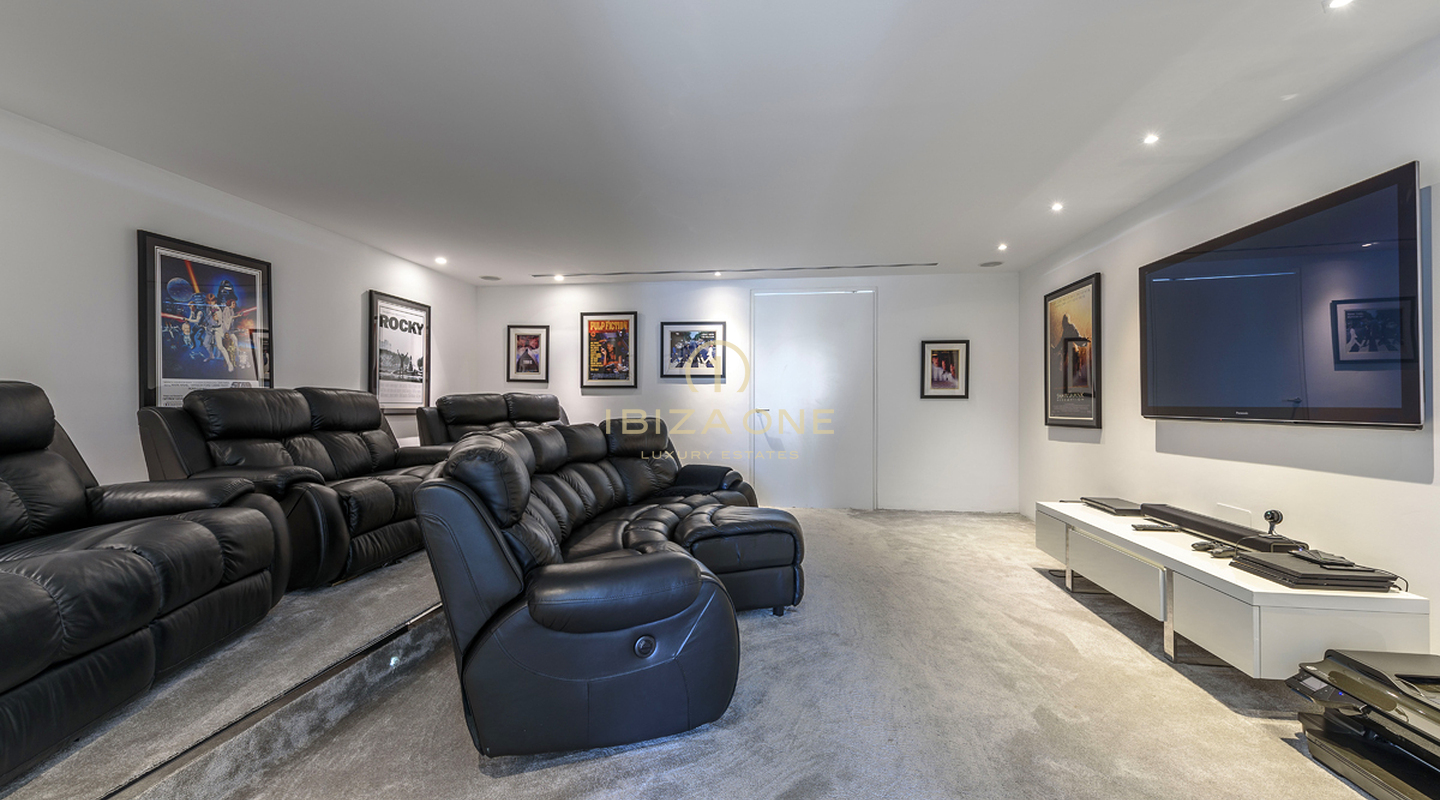 Moderne luxe villa met toegang tot de zee op slechts enkele minuten van Ibiza-stad te huur, Ibiza - dit luxe huis is ook te koop, Ibiza