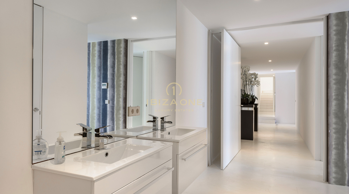Moderne Luxusvilla mit Meerzugang nur wenige Minuten von Ibiza-Stadt entfernt zu vermieten, Ibiza – dieses Luxushaus steht auch zum Verkauf, Ibiza