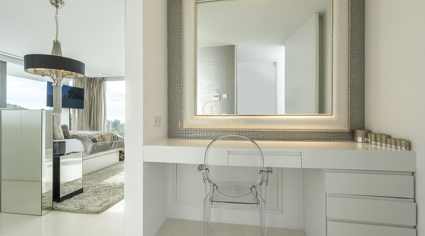 Moderne luxe villa met toegang tot de zee op slechts enkele minuten van Ibiza-stad te huur, Ibiza - dit luxe huis is ook te koop, Ibiza