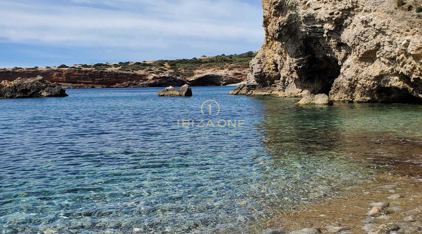 Moderne luxe villa met toegang tot de zee op slechts enkele minuten van Ibiza-stad te huur, Ibiza - dit luxe huis is ook te koop, Ibiza