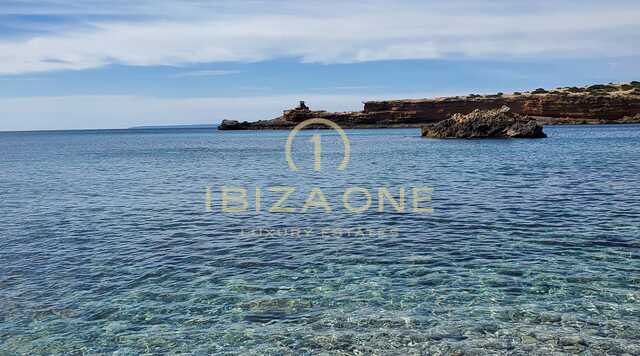 Moderne luxe villa met toegang tot de zee op slechts enkele minuten van Ibiza-stad te huur, Ibiza - dit luxe huis is ook te koop, Ibiza