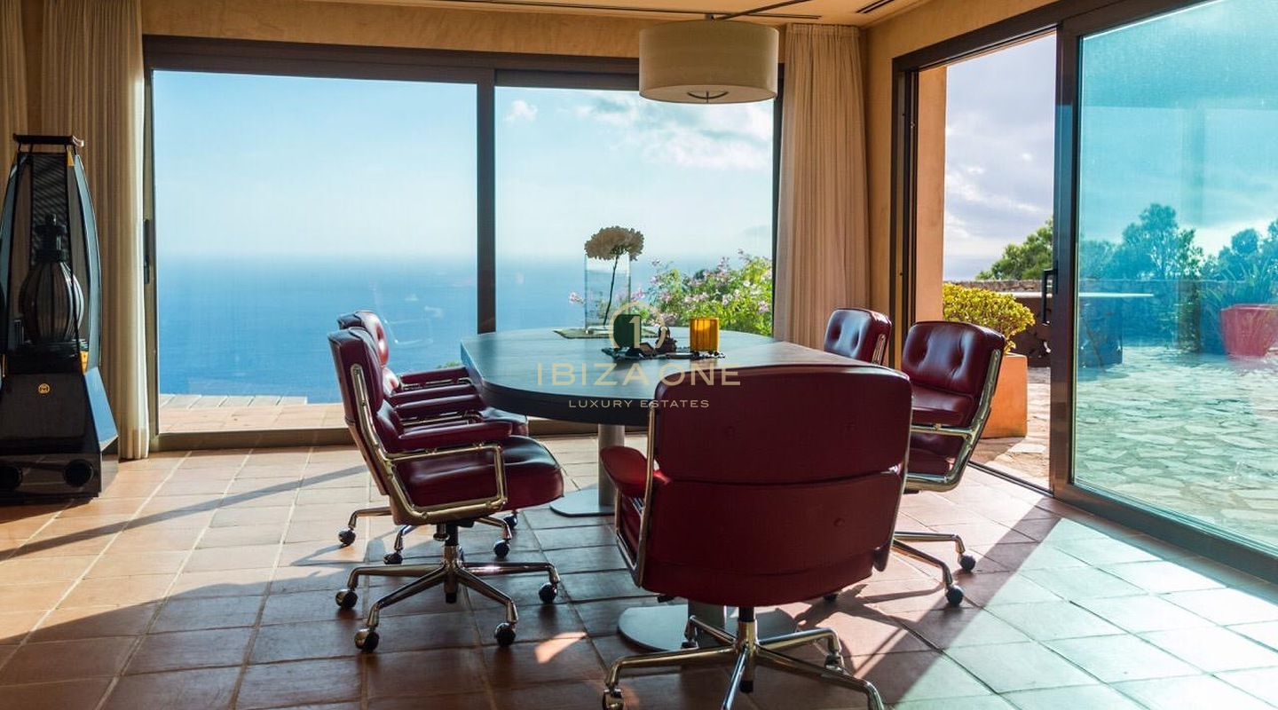 Majestuosa propiedad con vista al mar en las rocas de Es Vedra con una casa principal y una casa de huéspedes en venta