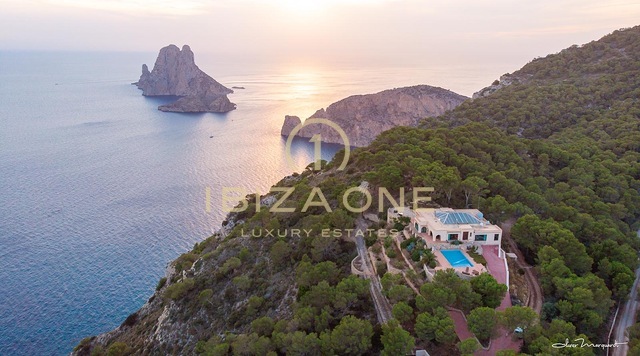 Majestuosa propiedad con vista al mar en las rocas de Es Vedra con una casa principal y una casa de huéspedes en venta
