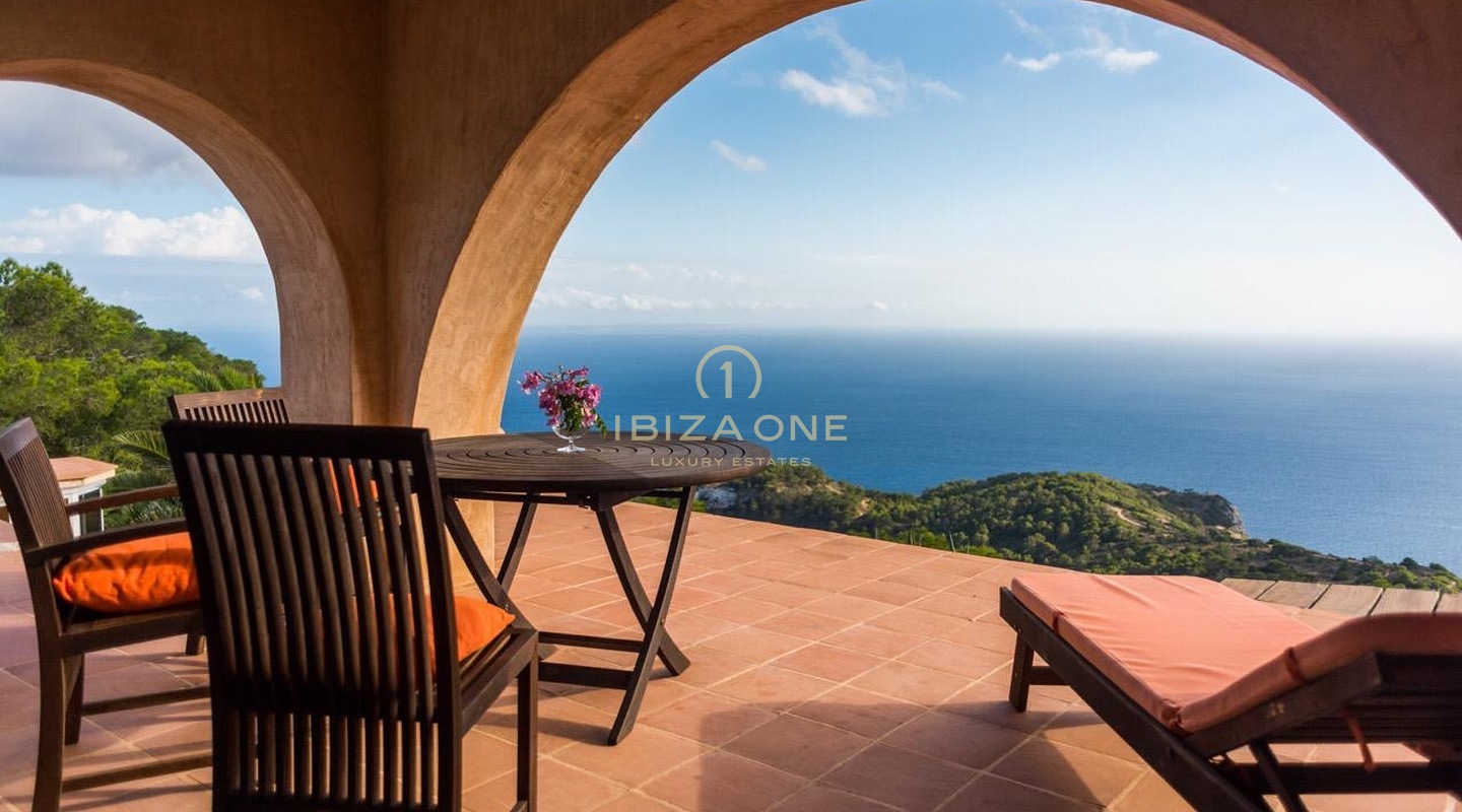 Majestueuse propriété avec vue sur la mer sur les rochers d'Es Vedra avec une maison principale et une maison d'hôtes à vendre