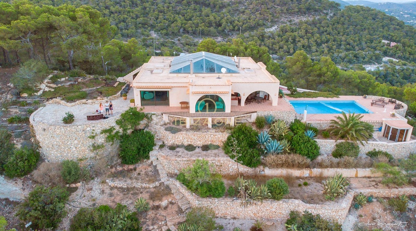 Majestuosa propiedad con vista al mar en las rocas de Es Vedra con una casa principal y una casa de huéspedes en venta