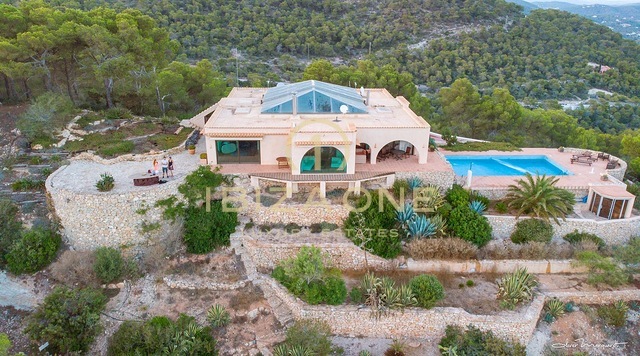 Majestuosa propiedad con vista al mar en las rocas de Es Vedra con una casa principal y una casa de huéspedes en venta