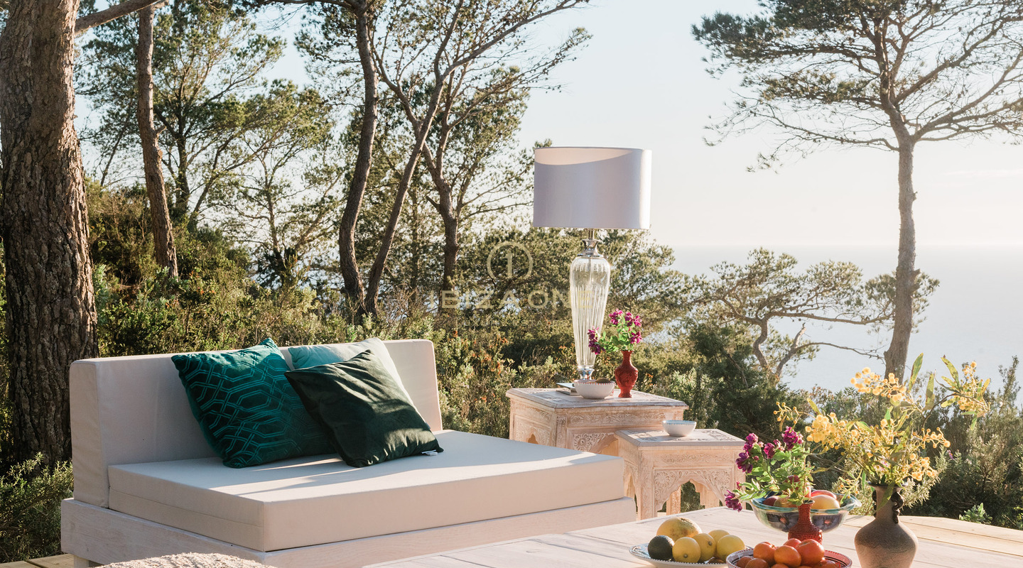 Majestuosa propiedad con vista al mar en las rocas de Es Vedra con una casa principal y una casa de huéspedes en venta