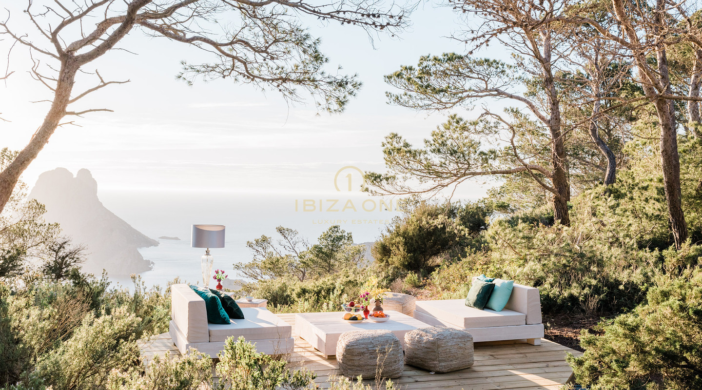 Majestuosa propiedad con vista al mar en las rocas de Es Vedra con una casa principal y una casa de huéspedes en venta