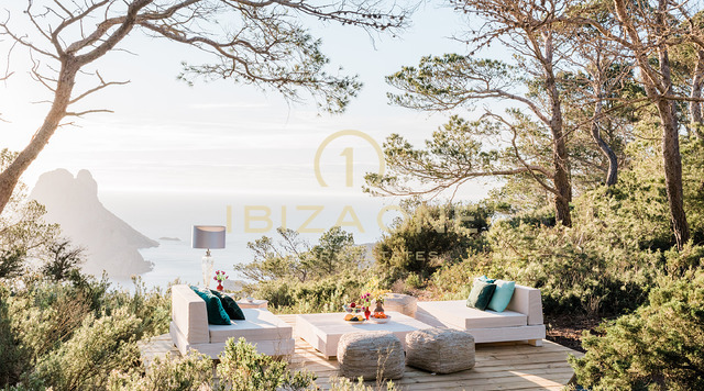Majestuosa propiedad con vista al mar en las rocas de Es Vedra con una casa principal y una casa de huéspedes en venta