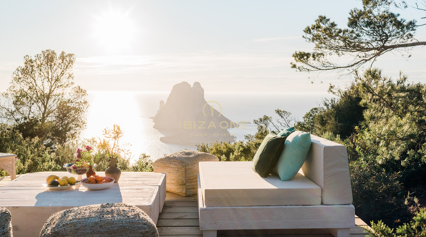 Majestuosa propiedad con vista al mar en las rocas de Es Vedra con una casa principal y una casa de huéspedes en venta