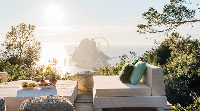 Majestueuse propriété avec vue sur la mer sur les rochers d'Es Vedra avec une maison principale et une maison d'hôtes à vendre