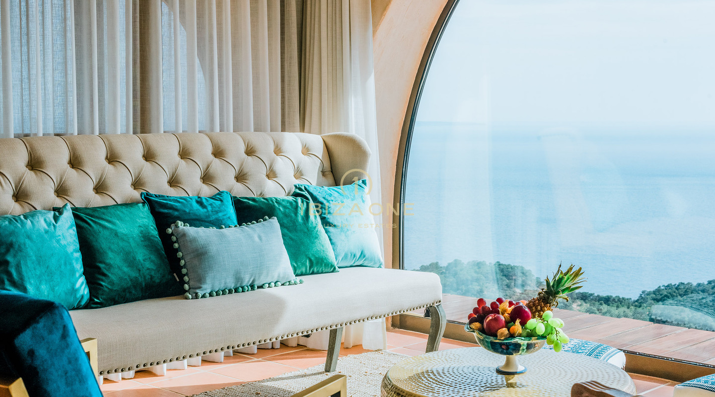 Majestuosa propiedad con vista al mar en las rocas de Es Vedra con una casa principal y una casa de huéspedes en venta