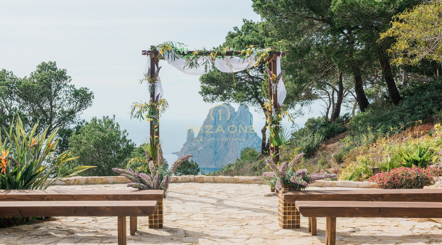 Majestueuse propriété avec vue sur la mer sur les rochers d'Es Vedra avec une maison principale et une maison d'hôtes à vendre