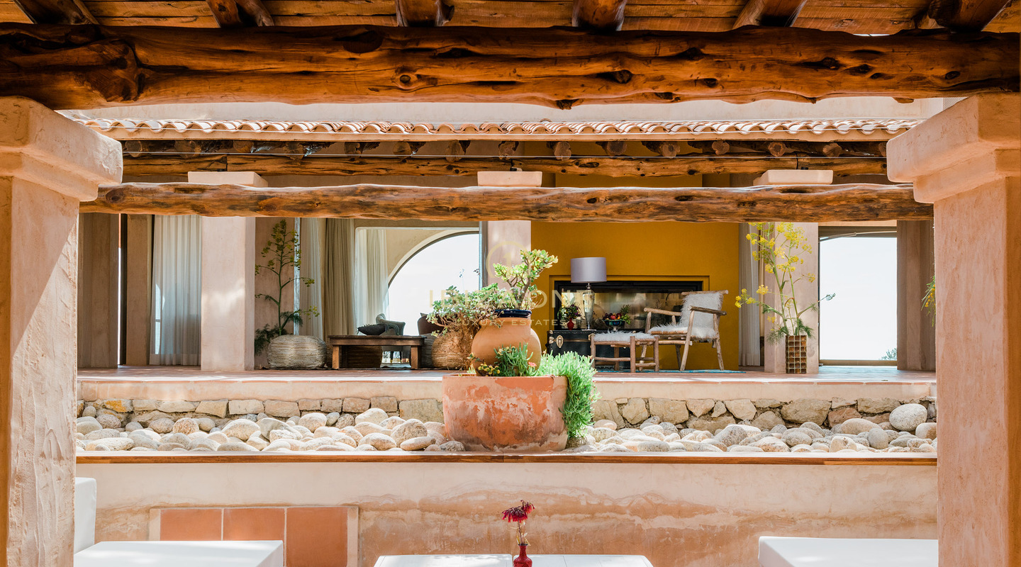 Majestuosa propiedad con vista al mar en las rocas de Es Vedra con una casa principal y una casa de huéspedes en venta