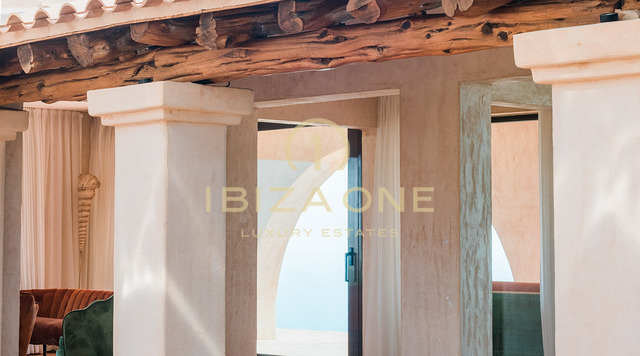 Majestuosa propiedad con vista al mar en las rocas de Es Vedra con una casa principal y una casa de huéspedes en venta