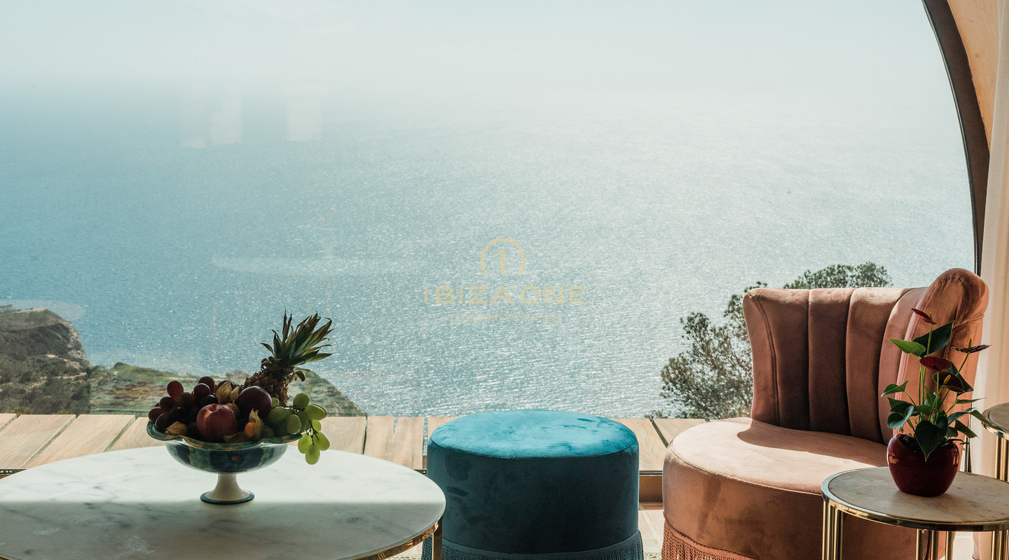 Majestuosa propiedad con vista al mar en las rocas de Es Vedra con una casa principal y una casa de huéspedes en venta