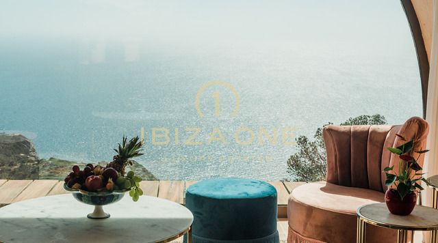 Majestuosa propiedad con vista al mar en las rocas de Es Vedra con una casa principal y una casa de huéspedes en venta