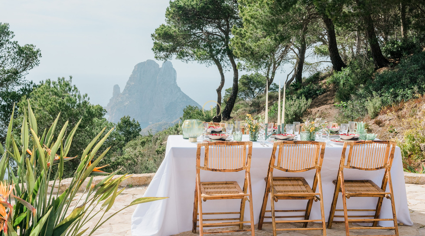 Majestueuse propriété avec vue sur la mer sur les rochers d'Es Vedra avec une maison principale et une maison d'hôtes à vendre