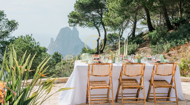 Majestuosa propiedad con vista al mar en las rocas de Es Vedra con una casa principal y una casa de huéspedes en venta