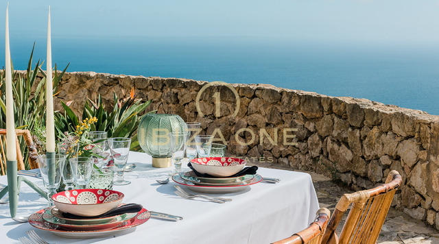 Majestuosa propiedad con vista al mar en las rocas de Es Vedra con una casa principal y una casa de huéspedes en venta
