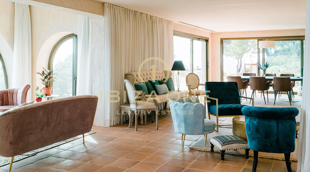 Majestuosa propiedad con vista al mar en las rocas de Es Vedra con una casa principal y una casa de huéspedes en venta