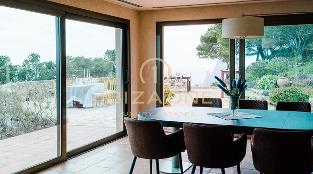 Majestuosa propiedad con vista al mar en las rocas de Es Vedra con una casa principal y una casa de huéspedes en venta