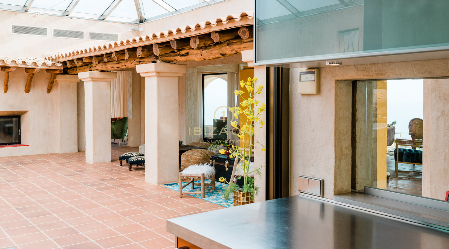 Majestuosa propiedad con vista al mar en las rocas de Es Vedra con una casa principal y una casa de huéspedes en venta