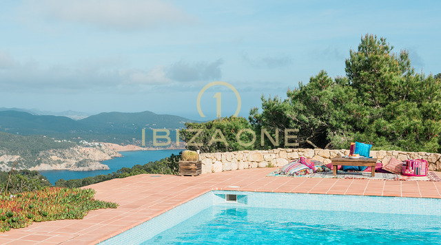 Majestuosa propiedad con vista al mar en las rocas de Es Vedra con una casa principal y una casa de huéspedes en venta