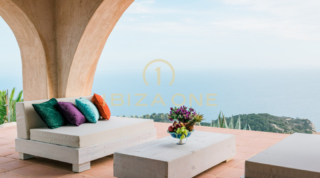 Majestuosa propiedad con vista al mar en las rocas de Es Vedra con una casa principal y una casa de huéspedes en venta