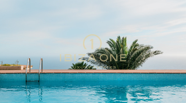 Majestuosa propiedad con vista al mar en las rocas de Es Vedra con una casa principal y una casa de huéspedes en venta