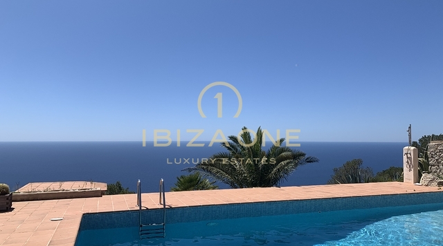 Majestuosa propiedad con vista al mar en las rocas de Es Vedra con una casa principal y una casa de huéspedes en venta