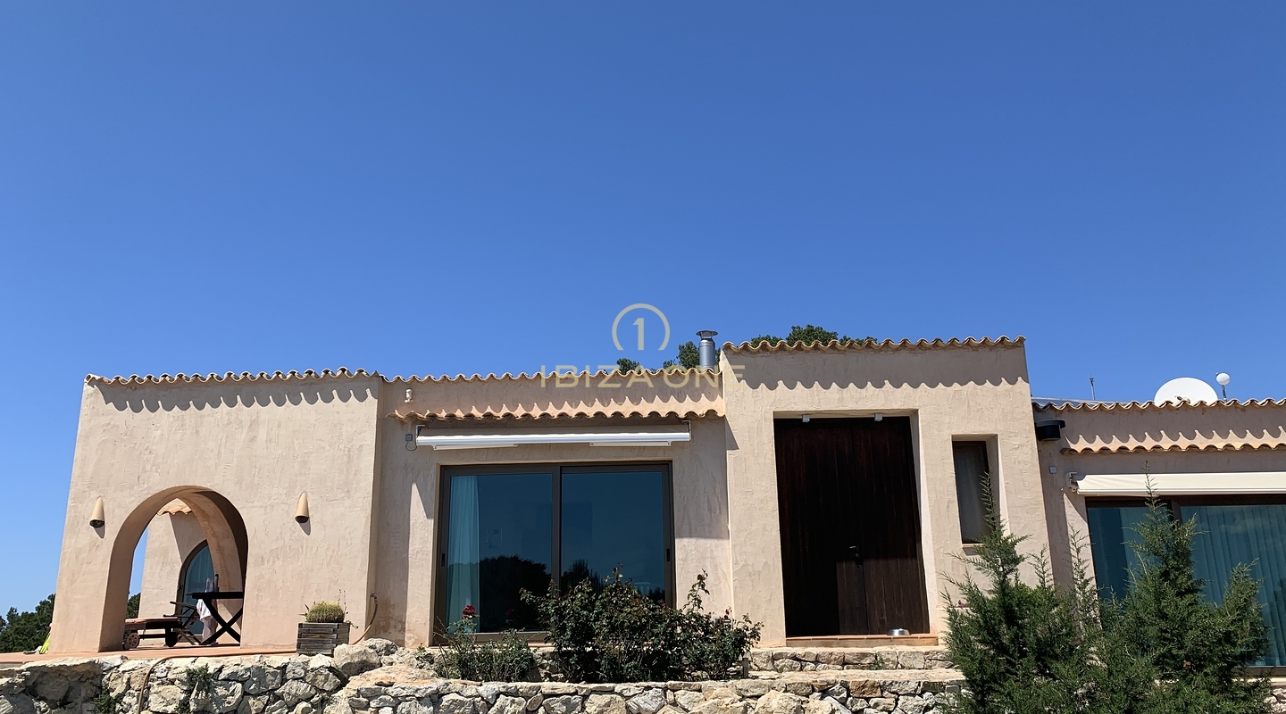 Majestuosa propiedad con vista al mar en las rocas de Es Vedra con una casa principal y una casa de huéspedes en venta
