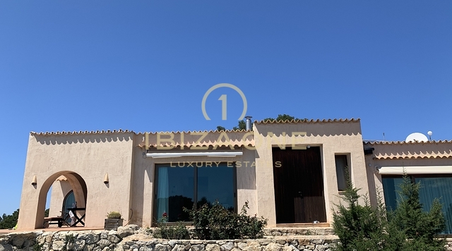 Majestuosa propiedad con vista al mar en las rocas de Es Vedra con una casa principal y una casa de huéspedes en venta