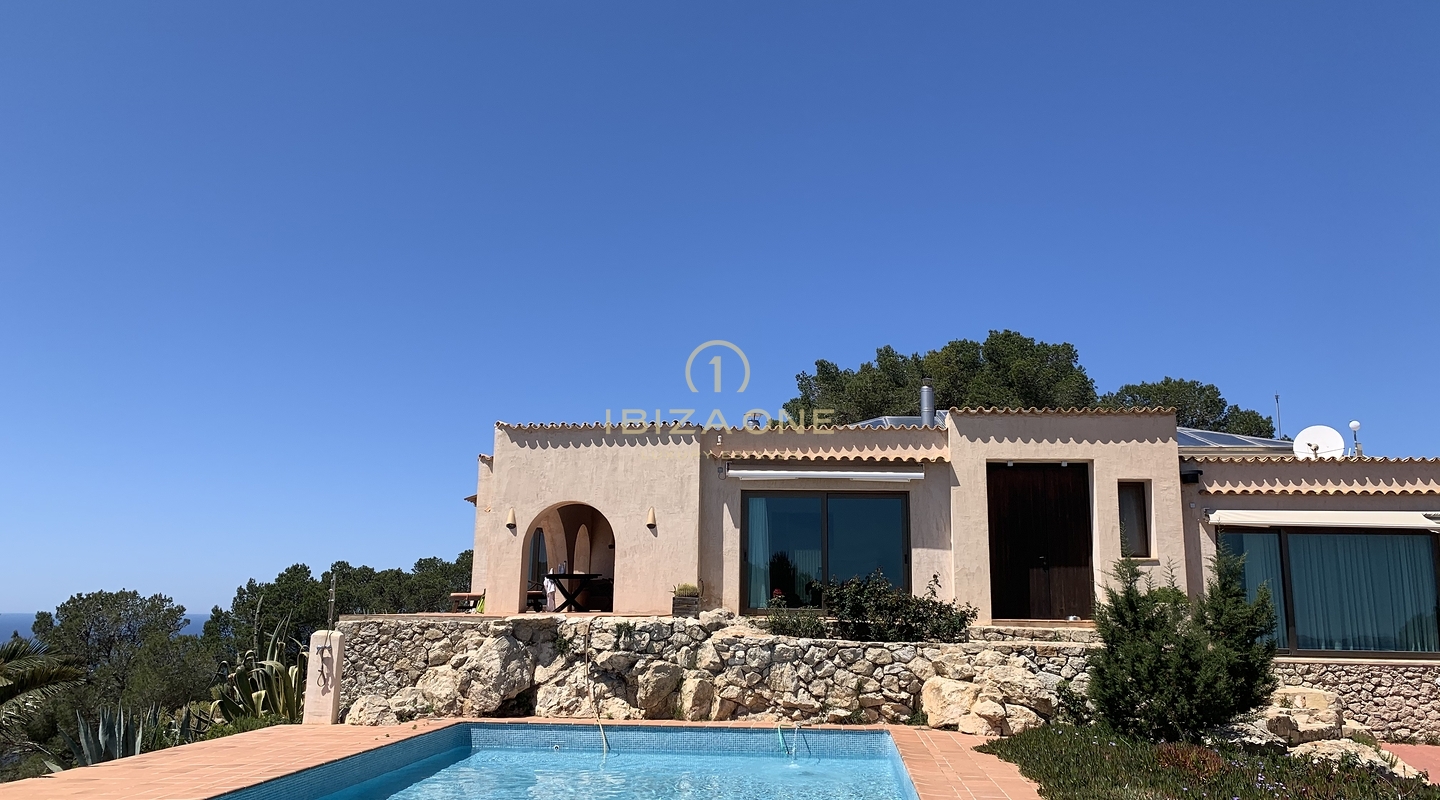 Majestuosa propiedad con vista al mar en las rocas de Es Vedra con una casa principal y una casa de huéspedes en venta